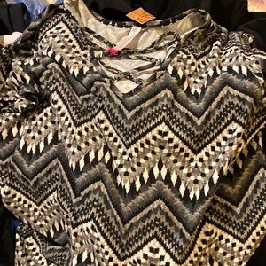 No Boundaries Juniors black and white top size XXL/2XG (19) black combo